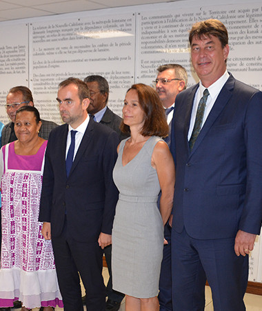 Le ministre des Outre-mer aux côtés des onze membres du gouvernement de la Nouvelle-Calédonie.
