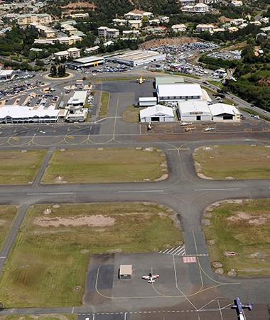 La mise aux normes de l’aérodrome de Magenta et le déplacement de la route qui le longe sont inscrits dans le contrat 2017-2021 État-Nouvelle-Calédonie.