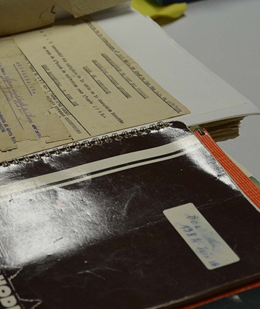 Voir, sentir, toucher… La découverte du service des archives de la Nouvelle-Calédonie fait appel à tous les sens des visiteurs.