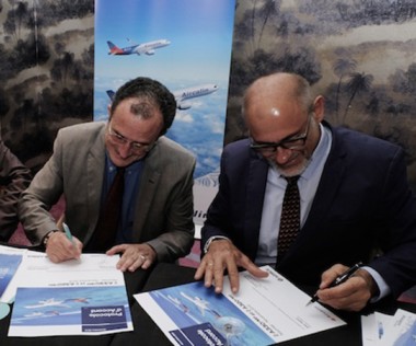 Bernard Deladrière (au centre), président du conseil d’administration d’Aircalin et membre du gouvernement, Didier Tappero (à droite), directeur général d’Aircalin, et Christopher Buckley (à gauche), vice-président exécutif d’Airbus.