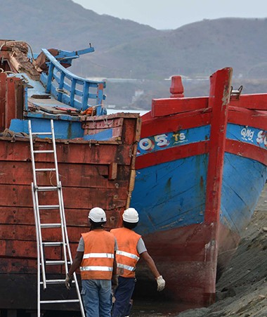 Dépollution, remise à flot, démantèlement…, les opérations de “déconstruction” des blue boats vietnamiens ont été confiées à des entreprises calédoniennes. © Photos Haut-Commissariat
