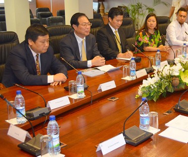 Philippe Germain et le vice-président de l’APCAE, Xie Yuan, se sont entretenus au gouvernement le 1er décembre.