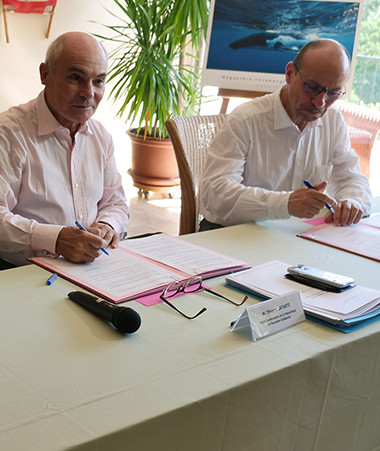 Signature de la convention par Philippe Germain, Thierry Lataste et Yannick Blanc.