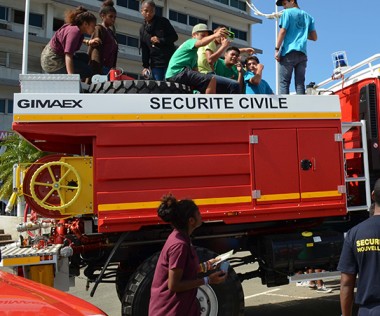 Collégiens et lycéens ont grimpé à l'abordage des camions citernes de la Sécurité civile !