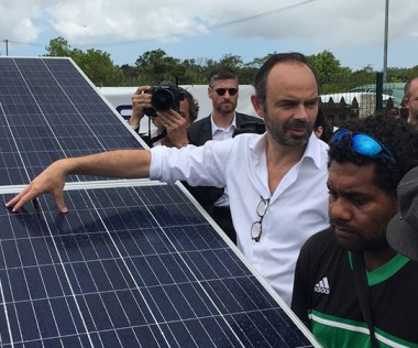 Le Premier ministre a visité le site photovoltaïque de Hapetra, à Lifou, le 3 décembre (© Alizés Énergie).