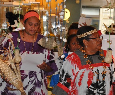 Une exposition d’artisanat, alliant promotion de la culture et du savoir-faire des femmes calédoniennes, a clos le déplacement les 5 et 6 avril à la Maison de la Nouvelle-Calédonie (© MNC).