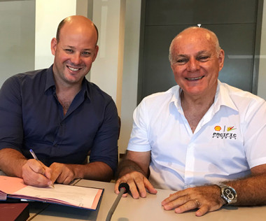 Signature de la convention par Christopher Gygès et René Féré (DG de Shell Pacific), en compagnie de Thierry Dombrowsky, directeur du GIP handicap et dépendance.