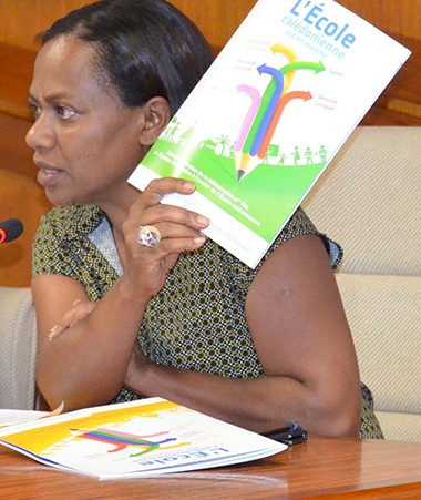 Hélène Iékawé a présenté la brochure sur la charte d’application du projet éducatif.