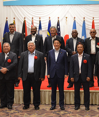 Photo souvenir pour la vingtaine de dirigeants du Pacifique autour de Shinzo Abe, Premier ministre du Japon.