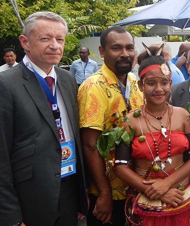 Alain Marc (à gauche) et Emmanuelle Gallien (au centre) reçus, en compagnie de la délégation du Vanuatu, par le Premier ministre papou (à droite).