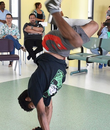 Des membres du personnel, des patients, des parents ont profité d’un spectacle de danse hip-hop dans l’espace Cinévasion du Médipôle.