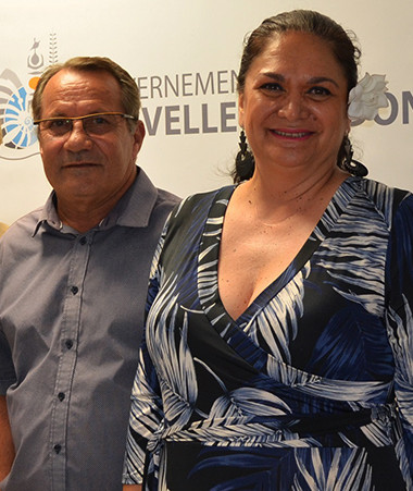 Jean-Louis d’Anglebermes et Nicole Bouteau (en bleu), entourés des autres membres de la délégation polynésienne.