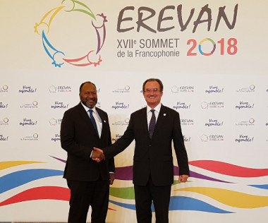 Bernard Deladrière, membre du gouvernement en charge de la francophonie, et Charlot Salvai, Premier ministre du Vanuatu, au XVIIe sommet de l’OIF.