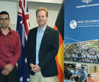 De droite à gauche : Paul Wilson, consul général d’Australie, Lindsay Emeriau et Rebecca Pope, chargés d’études politiques. © Valérie Bensimon