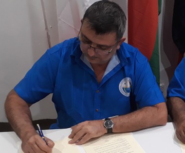 Philippe Germain et Rimbik Pato signent l’accord de coopération.