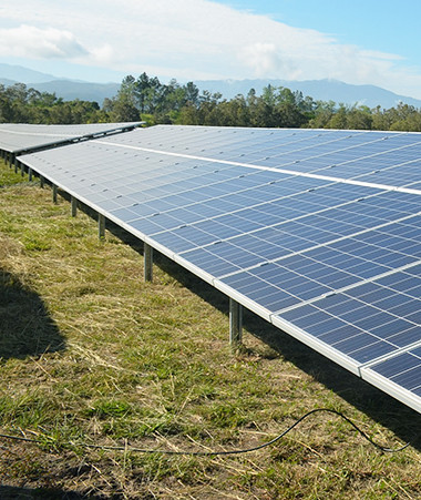 Ces fermes solaires pourront faire passer l’autonomie électrique de la distribution publique de 31 % à 36 % à l’horizon 2021 et réduire les émissions de CO2 de 42 000 tonnes par an.