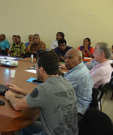 La réunion s’est tenue en présence du sénateur-maire de l’île des Pins, de conseillers municipaux, des autorités coutumières, d’hôteliers et de responsables médicaux de l’île.