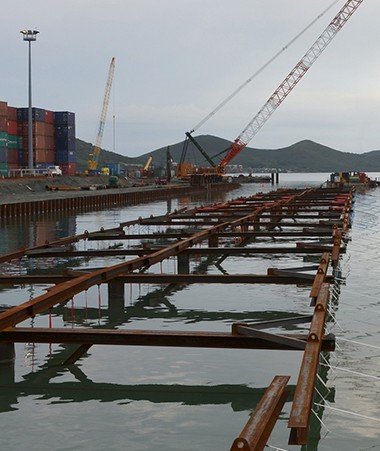2,6 milliards de francs, c'est le montant des travaux de construction du poste n° 8 dans le prolongement du quai de commerce du Port autonome. 