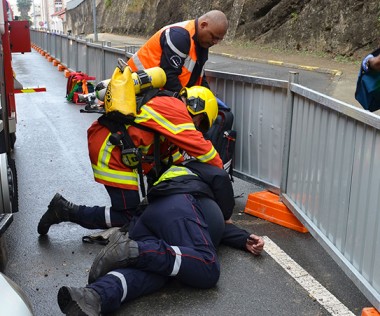 Les pompiers stagiaires en manœuvres : ici, un accident sur la voie publique qui implique un véhicule de secours.