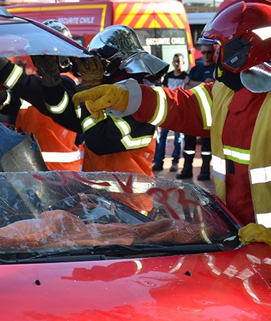 Des exercices de désincarcération sur des carcasses de véhicules ont été organisés par des pompiers stagiaires du RSMA et la direction de la Sécurité civile. 