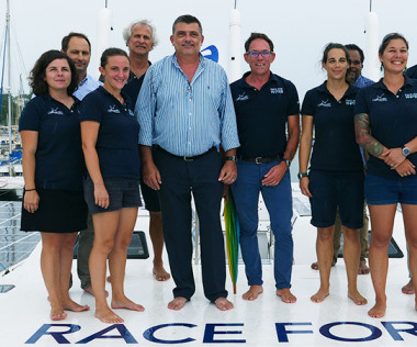 Philippe Germain aux côtés de l'équipage du Race for Water.