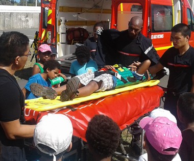 Les élèves, comme ici à Koumac, ont participé à un exercice d’évacuation de blessé suite à une simulation d’accident de la route.