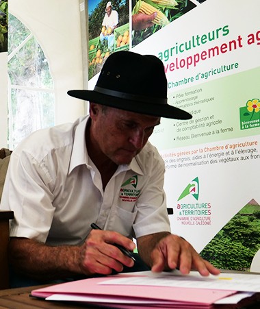 La réduction de l’utilisation des produits phytosanitaires et un plan de développement du bio sont au cœur du protocole d’engagement signé entre le gouvernement et la Chambre d’agriculture.