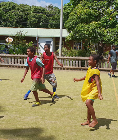 À Thio, un éducateur sportif organise des activités de sport loisirs sur les temps périscolaires et extra-scolaires dans le cadre du programme « Sport pour tous ».