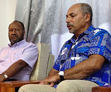 Gilbert Tyuienon et Charlot Salwaï, Premier ministre du Vanuatu.