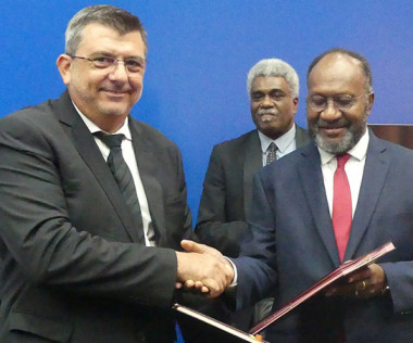 Philippe Germain et le Premier ministre du Vanuatu Charlot Salwai ont signé un accord aérien le 12 avril.