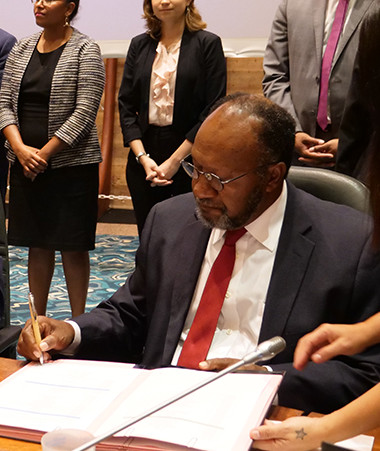 Présenté lors du 1er sommet économique Nouvelle-Calédonie-Vanuatu le 13 février, l’accord commercial bilatéral a été signé le 23 avril par Philippe Germain et Charlot Salwai.