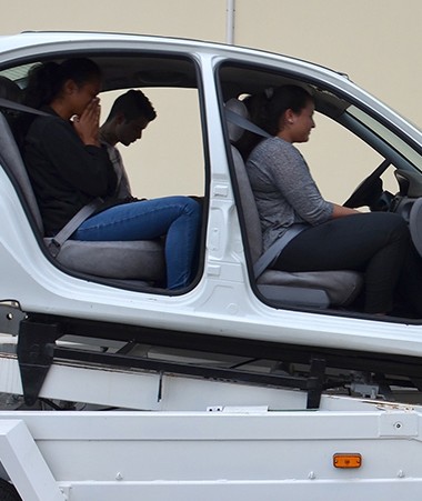 Les jeunes appelés ont testé l’autochoc, une installation qui met en évidence la nécessité d’attacher sa ceinture de sécurité. 