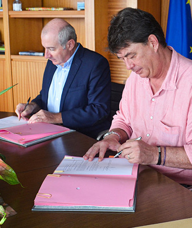 Laurent Prévost et Thierry Santa ont signé la convention au gouvernement de la Nouvelle-Calédonie, en présence de Vaimu’a Muliava. 