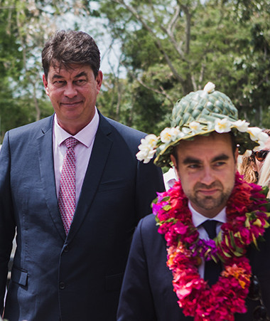 Le ministre Sébastien Lecornu, le président du gouvernement Thierry Santa et le haut-commissaire Laurent Prévost ont été accueillis avec colliers de fleurs et chapeaux tressés.