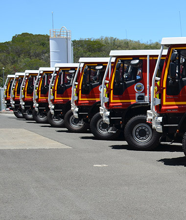 Achetés par la Nouvelle-Calédonie et l’État pour la somme de 418 millions de francs, les camions ont été confiés aux maires des communes disposant d’un centre de secours.
