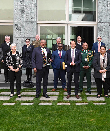 Les membres de la commission permanente mixte des affaires étrangères, de la défense et du commerce, aux côtés des représentants diplomatiques des huit pays insulaires du Pacifique consultés.