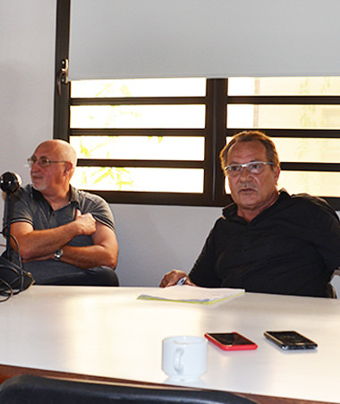 Jean-Louis d’Anglebermes s’est exprimé sur ce mal qui touche les bovins, mercredi 21 octobre à la DAVAR, à Païta. À ses côtés, les équipes de la DAVAR et le président de l’OCEF, Roby Courtot.