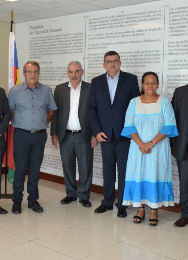 Représentants de l’ONU et membres du gouvernement collégial devant le Préambule de l’Accord de Nouméa.