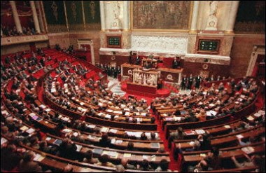 Après le Sénat, l'Assemblée nationale adopte à l'unanimité la modification de l'article 121 de la loi organique.