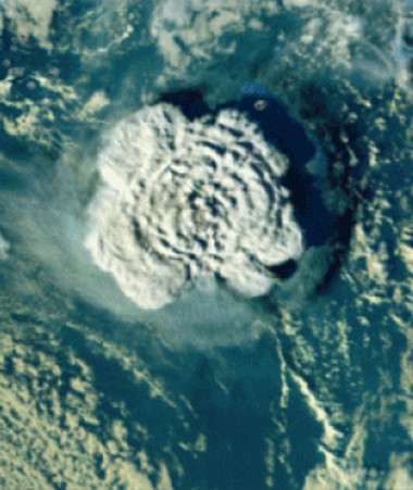 Le 15 janvier 2022, l’éruption du volcan sous-marin Hunga Tonga-Hunga-Ha’apai a engendré de multiples conséquences à travers tout le pacifique. Crédit photo: Météo France