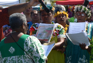 Après la coutume, chants d’accueil des femmes de Lifou et de Maré.