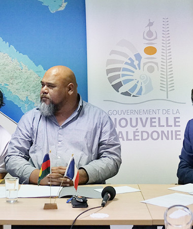 Le membre du gouvernement Vaimu’a Muliava était entouré d’agents du service de la coopération régionale et des relations extérieures (SCRRE) et notamment de son responsable, François Behue (à droite).
