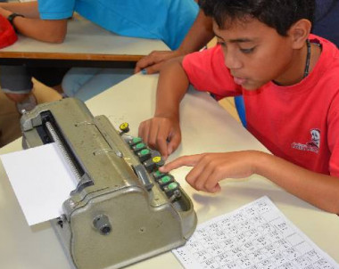 L’un des ateliers proposait aux élèves de découvrir l’alphabet braille.