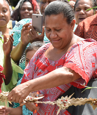 Valentine Eurisouké, membre du gouvernement, a participé au couper de ruban lors de l’inauguration de la Maison de la femme et citoyenne à Ponérihouen. 