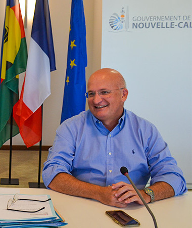 Thierry Santa et Laurent Prévost ont signé le 15 décembre le contrat de développement État-Nouvelle-Calédonie renégocié jusqu’en 2022, en présence de Yoann Lecourieux, en charge du budget au gouvernement.