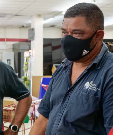 Les agents de la DTE et de la DASS expliquent à la gérante du supermarché Champion au Centre Alma de Nouméa, comment elle pourrait améliorer l’efficacité des mesures sanitaires dans son établissement. 