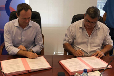 Philippe Renault  et  Philippe Germain officialisant la signature.