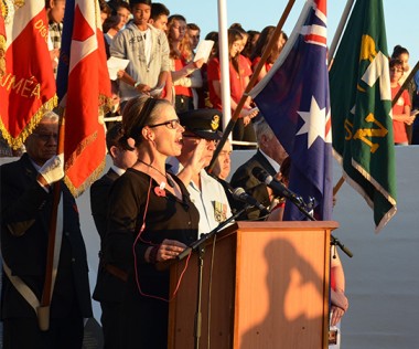 Durant la cérémonie, Sarah Briggs a interprété les hymnes australien, néo-zélandais et français.