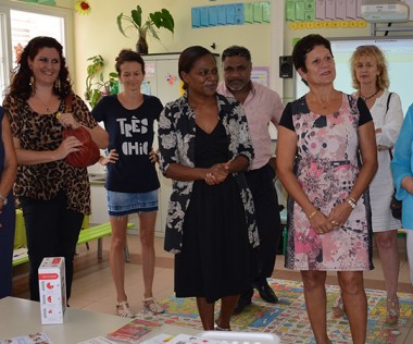 Hélène Iékawé et Yolande Verlaguet aux côtés des acteurs concernés par le projet : l’institut spécialisé de l’autisme, les enseignants, les parents d’élèves et l’association Moi Je TED.