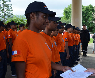 Les auxiliaires ont reçu leur attestation de formation de la part de représentants de la sécurité civile, des sapeurs-pompiers, des communes et de l’État.